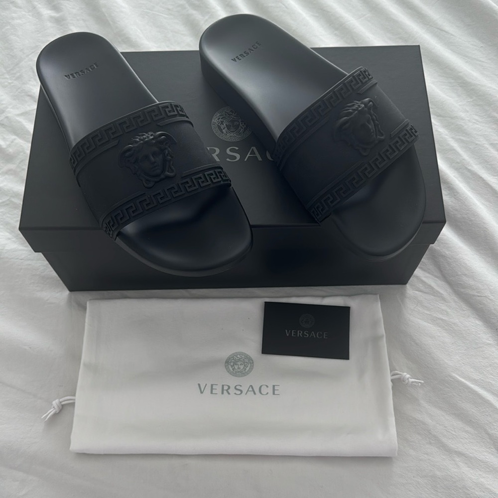 Versace Black Men's Slide Sandals
100% authentic 
Brand New